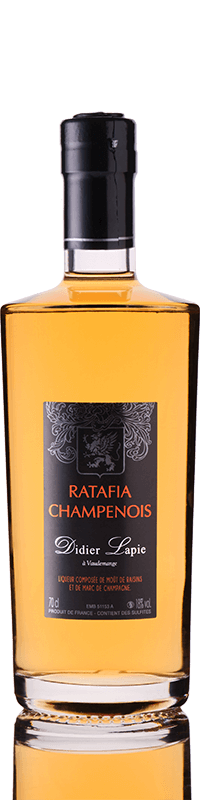 Bouteille de ratafia de champagne, couleur ambrée. Etiquette noire : Ratafia champenois, Didier Lapie, à Vaudemange, Liqueur composée de moût de raisins et de marc de champagne. 70cl, 18% vol. Produit de France, contient des sulfites.