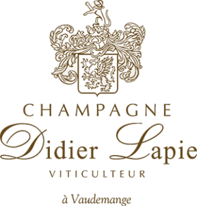 Logo Champagne Didier Lapie. Blason lévrier sur casque sur griffon. Textes supplémentaires : Viticulteur à Vaudemange